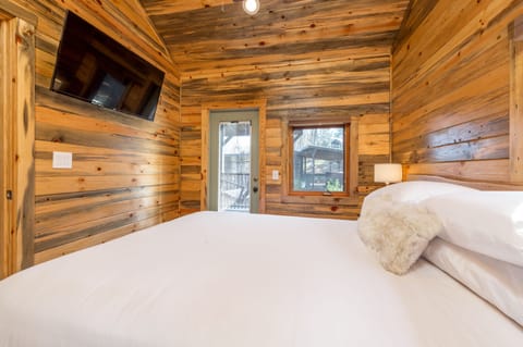 Cabin, River View | Premium bedding, individually decorated, individually furnished