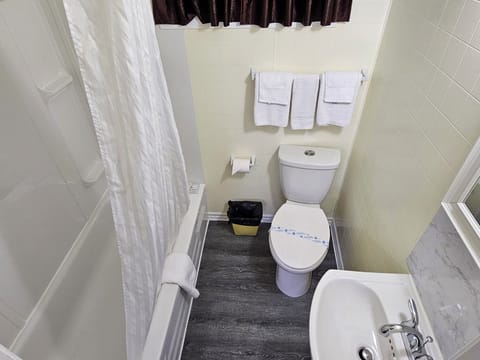 Standard Room, 1 Queen Bed, Non Smoking | Bathroom | Separate tub and shower, deep soaking tub, rainfall showerhead, towels