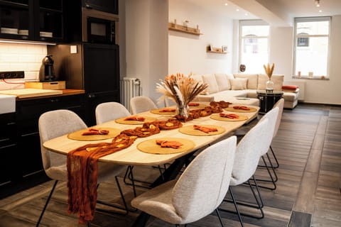 Comfort Townhome, Non Smoking, Courtyard Area | Living area