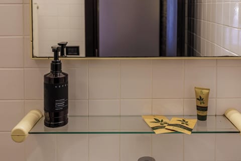 Junior Studio Suite, Balcony | Bathroom | Shower, free toiletries, hair dryer, towels