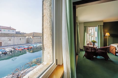 Elite Studio Suite, Lake View, Lakeside | Desk, laptop workspace, free WiFi, bed sheets