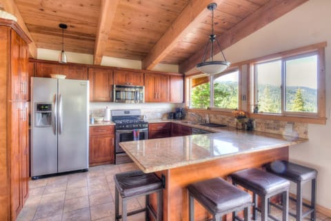 Full kitchen w/ blender, coffee maker, toaster, etc.