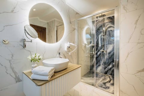 Luxury Studio Suite, Sea View | Bathroom | Free toiletries, hair dryer, slippers, towels