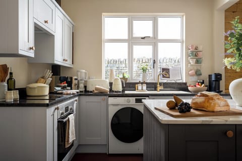 27 - East Cottage - WR12 7AT - Web