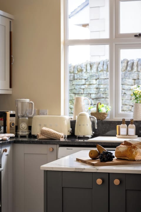 26 - East Cottage - WR12 7AT - Web