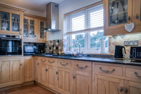 Little Glen - 3 Bedroom Holiday Home - Tenby (24885)