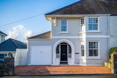 Little Glen - 3 Bedroom Holiday Home - Tenby (24918)