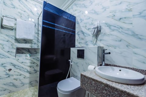 Exclusive Penthouse, City View | Bathroom | Free toiletries, hair dryer, towels