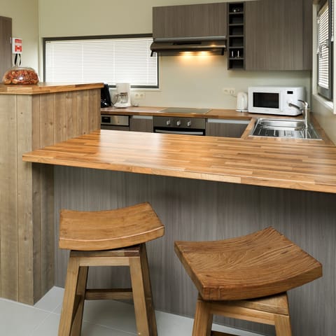 Full-size fridge, microwave, oven, stovetop