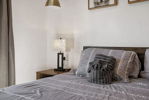 Deluxe Studio Suite | Iron/ironing board, free WiFi