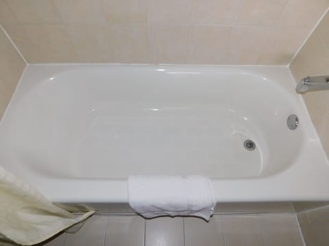 Standard Double Room, 2 Double Beds | Deep soaking bathtub