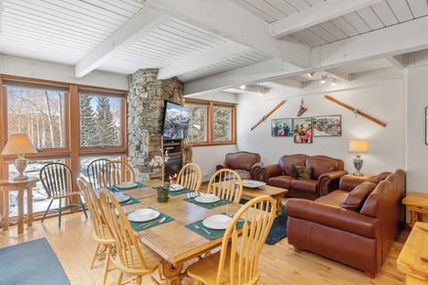Dining Area - Telluride Lodge 337 - Vivid Vacation Rentals - Dining Area - Telluride Lodge 337 - Vivid Vacation Rentals