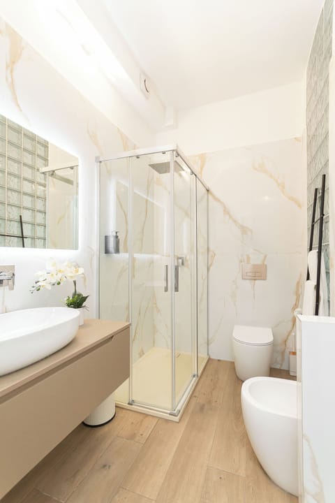 Luxury Triple Room | Bathroom | Shower, hair dryer, towels, soap