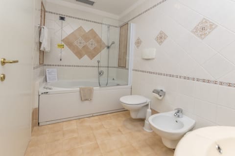 Junior Suite, 1 Bedroom | Bathroom | Jetted tub, free toiletries, hair dryer, bathrobes