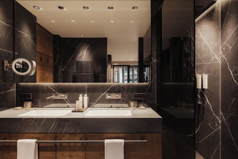 Deluxe Suite (Seceda) | Bathroom | Free toiletries, hair dryer, bathrobes, slippers