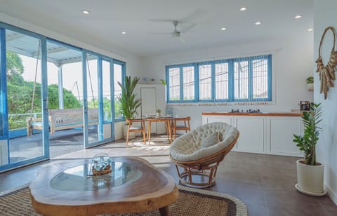 Comfort Apartment | Private kitchen | Electric kettle, toaster