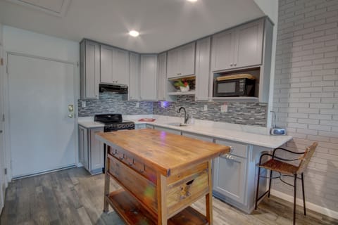 Studio | Private kitchen | Fridge, oven, coffee/tea maker, toaster