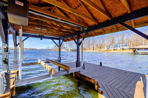 Dockside Bliss – The perfect place to soak in the beauty of Lake Anna.