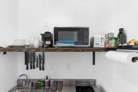 Apartment, 1 Double Bed, Kitchenette | Private kitchenette | Coffee/tea maker