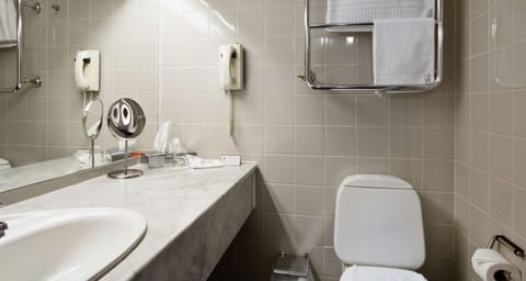 Standard Room, 1 Twin Bed, Non Smoking | Bathroom | Free toiletries, hair dryer, towels, soap