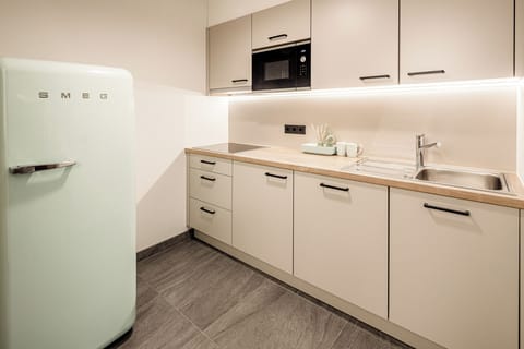 Premium Suite with private sauna, Mountain view. | Private kitchen | Full-size fridge, stovetop, dishwasher, cookware/dishes/utensils