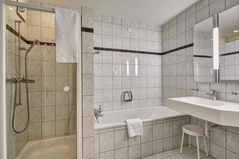 Junior Suite mit Balkon | Bathroom | Combined shower/tub, hair dryer, towels, soap