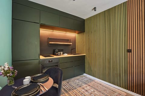 Cuisine équipée avec espace repas pour 2 personnes