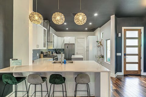 Counter seating for 4 (Unit A)