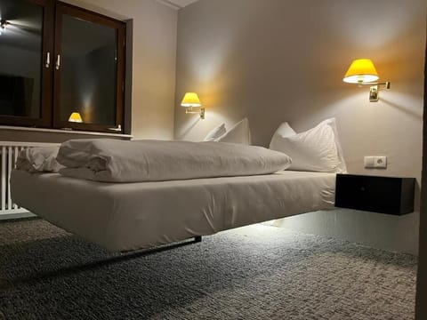 Standard Room, Mountain View | Minibar, laptop workspace, free WiFi, bed sheets