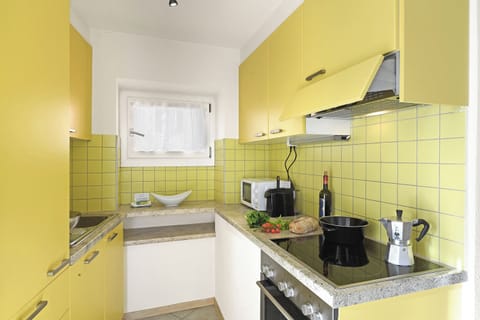 Family House, 3 Bedrooms, 2 Bathrooms (Lugano Bay View Twins) | Private kitchen | Fridge, microwave, oven, stovetop