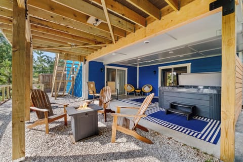 Lake vibes & lake time! Private hot tub, cozy furniture, bike racks, & a firepit