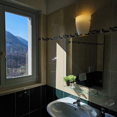 Family Suite | Bathroom | Hair dryer, towels, soap, shampoo