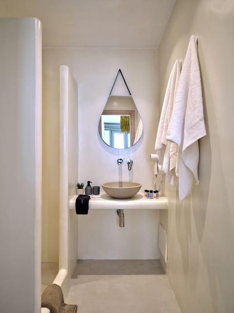 Double Room, 1 Queen Bed, Non Smoking | Bathroom | Shower, hair dryer, towels, soap