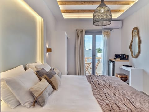 Double Room, 1 Queen Bed, Non Smoking, Partial Sea View | Premium bedding, down comforters, memory foam beds, minibar