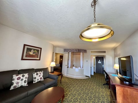 Suite, 1 King Bed, Hot Tub, City View | Pillowtop beds, in-room safe, desk, blackout drapes