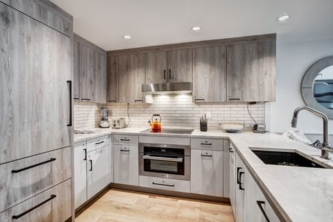 Condo, 3 Bedrooms | Private kitchen | Fridge, oven, coffee/tea maker, toaster