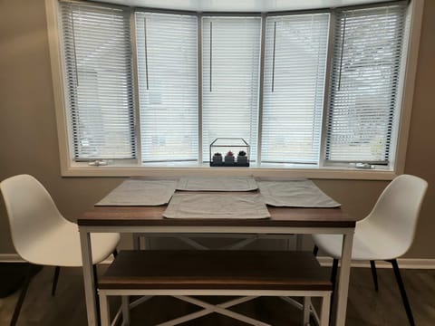 Full size eat-in kitchen and dining area