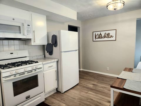 Full size eat-in kitchen and dining area