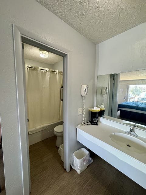 Room, 1 King Bed, Accessible, Non Smoking | Bathroom | Combined shower/tub, hair dryer