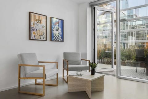 Cozy-corner in the living room. Perfect spot to read a book or share a coffee with your travel-partner.