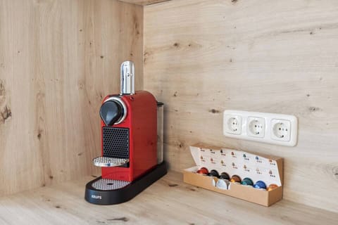 Moderne Kapselmaschine mit passender Auswahl an Kaffeekapseln für den perfekten Start in den Tag.