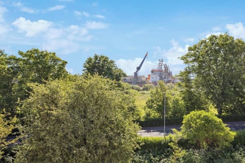 Schöner Ausblick ins Grüne mit Blick auf die Werft und vorbeifahrende Schiffe.