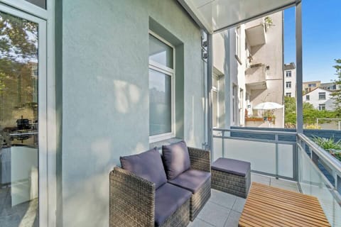 Gemütlicher Balkon mit Sitzmöbeln – ideal für entspannte Stunden im Freien.