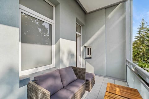 Gemütlicher Balkon mit Sitzgelegenheiten – ideal zum Entspannen an der frischen Luft.