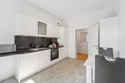 Geräumige Küche in modernem Design mit kompletter Ausstattung und Essbereich.