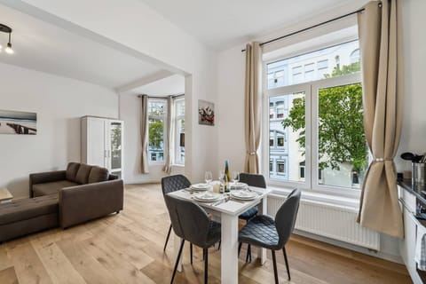 Moderner Essbereich mit großen Fenstern und direkter Anbindung an das Wohnzimmer – perfekt für gemeinsame Mahlzeiten in heller Atmosphäre.