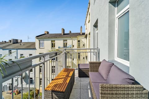 Der Balkon mit gemütlichen Sitzgelegenheiten lädt zu entspannten Stunden im Freien ein und bietet einen schönen Blick in den Innenhof.