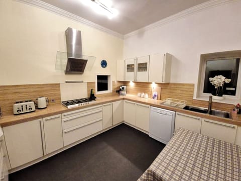 Fully equipped kitchen, including dish washer, coffee machine & 4-seater table.