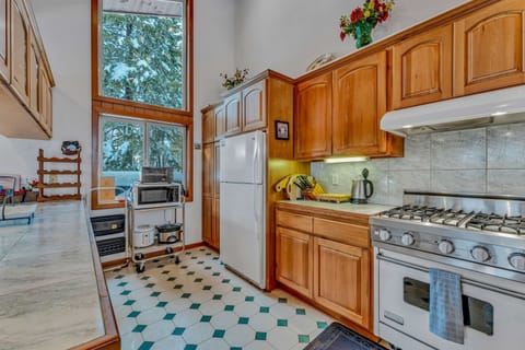 Kitchen: Crockpot, drip coffee maker, toaster oven, blender, dishwasher, cooking utensils, main floor