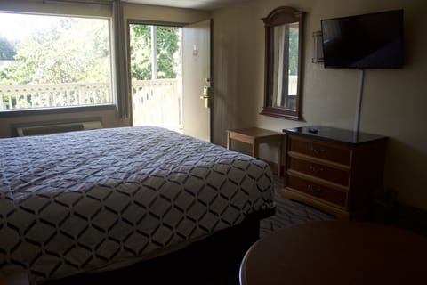 Standard Room, 1 King Bed | Desk, free WiFi, bed sheets